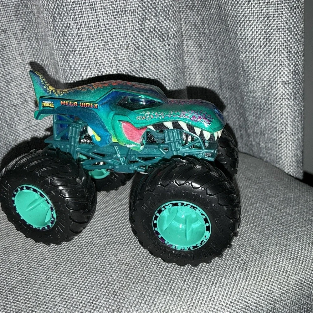 Hot Wheels Monster Trucks Live  Attack MEGA WREX  7/7 1:64 Diecast Dinosaur